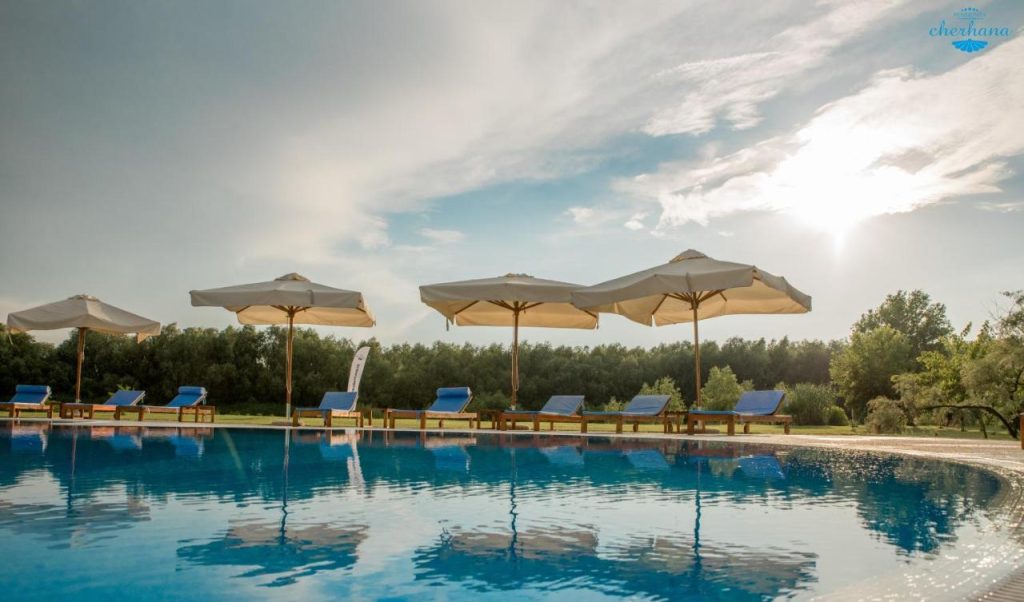 cazări Delta Dunării cu piscină - cât costă?