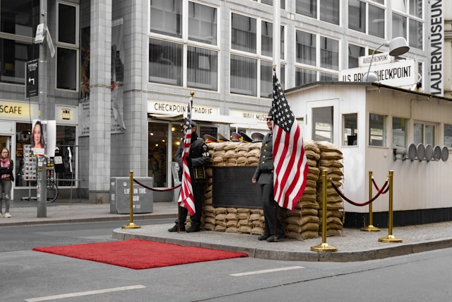 Top 10 obiective turistice Berlin - Checkpoint Charlie